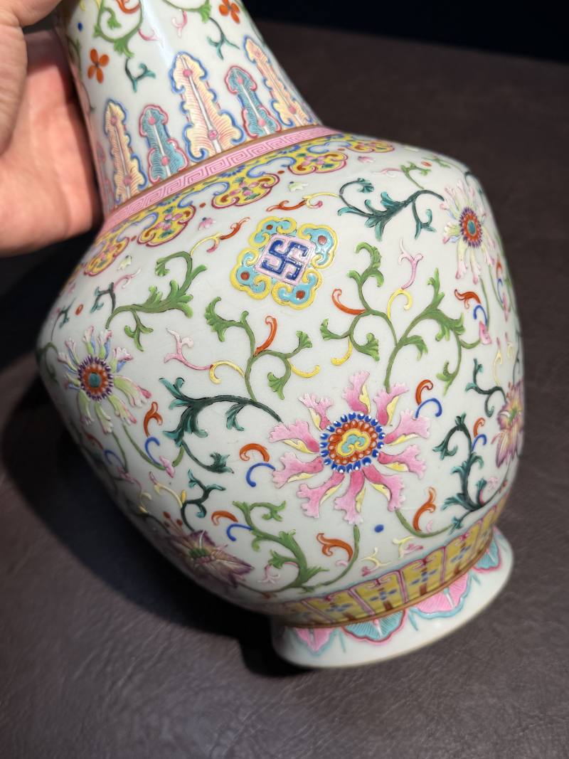 清乾隆 洋彩缠枝花卉纹瓶 - 图12