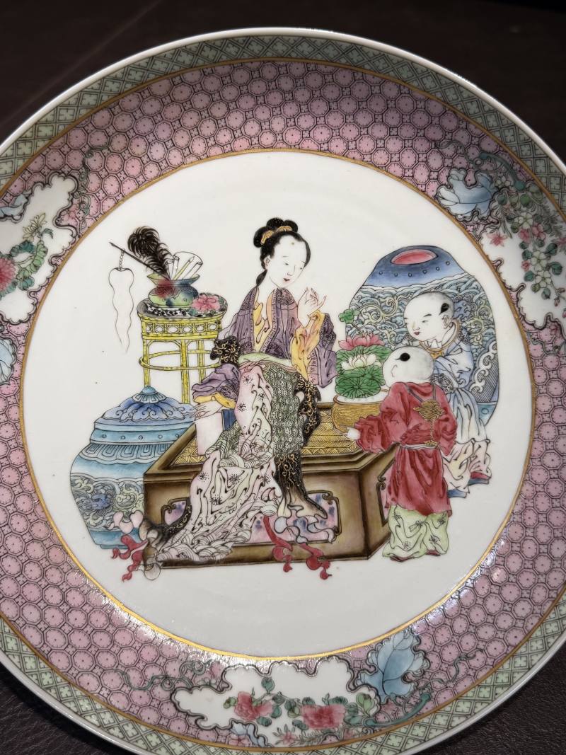 清雍正 外胭脂红内广珐琅仕女婴戏图盘 - 图5