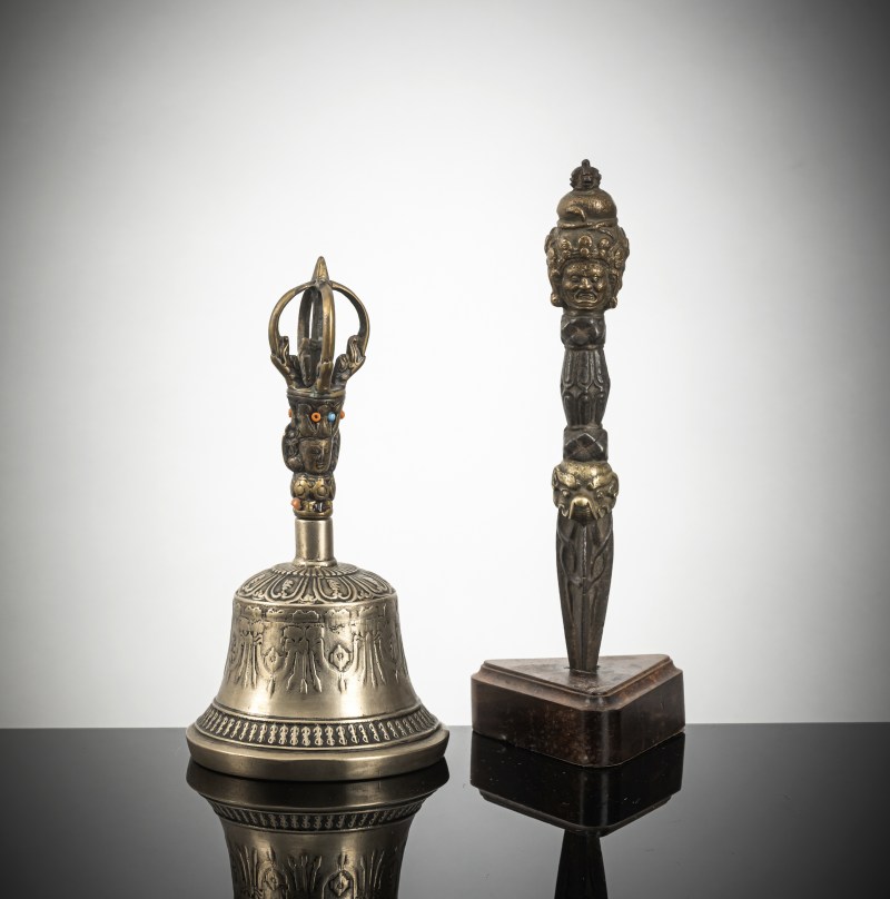 A metal bell (ghanta) and a phurbu - 图2