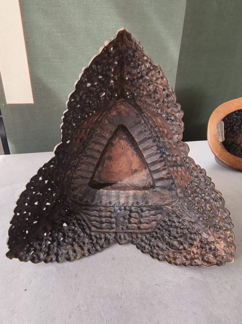 A COPPER EMBOSSED KAPALA WITH COVER ON STAND - 图14