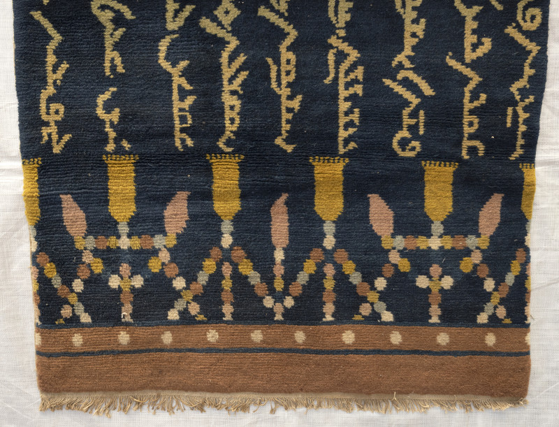 An unusual pair of pillar rugs - 图12