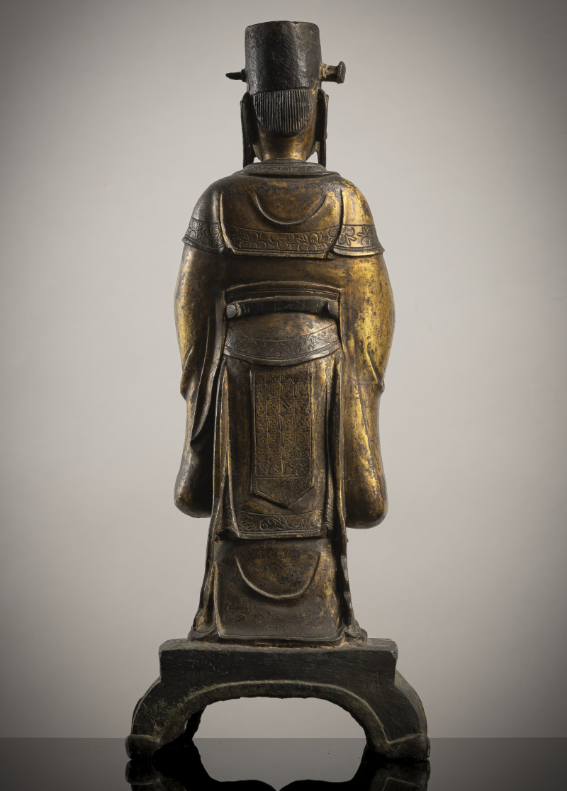 A gilt-bronze of Tianguan on a pedestal, holding a sceptre - 图2
