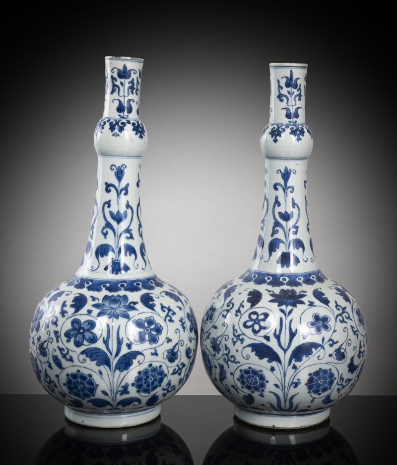 Two fine underglaze blue porcelain bottle vases - 图2