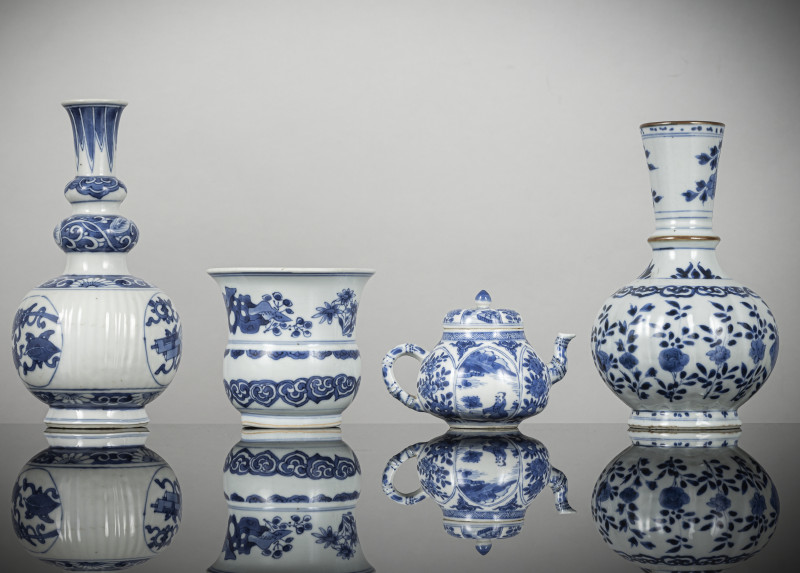 Two vases, a spittoon and a teapot with cover, all with underglaze blue decoration - 图2