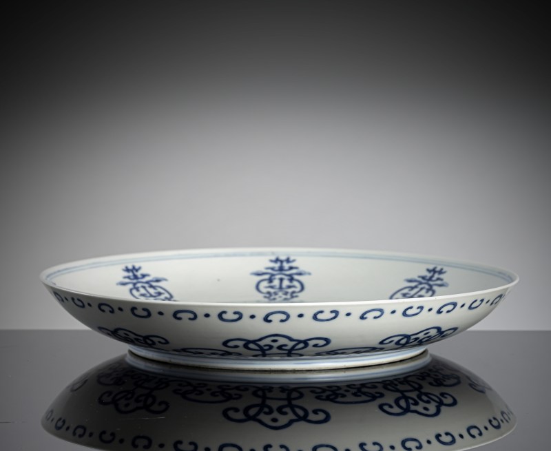 A blue and white stylized 'shou' porcelain dish - 图2