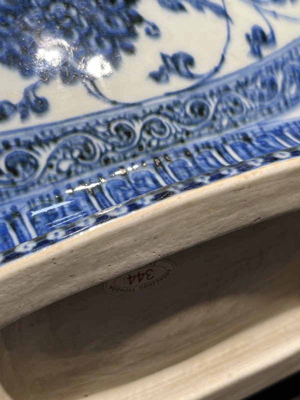 清乾隆 青花缠枝莲纹螭耳抱月瓶 - 图16
