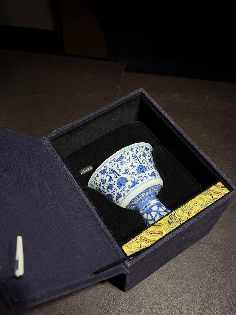 清乾隆 青花缠枝莲托八宝纹高足杯 - 图8