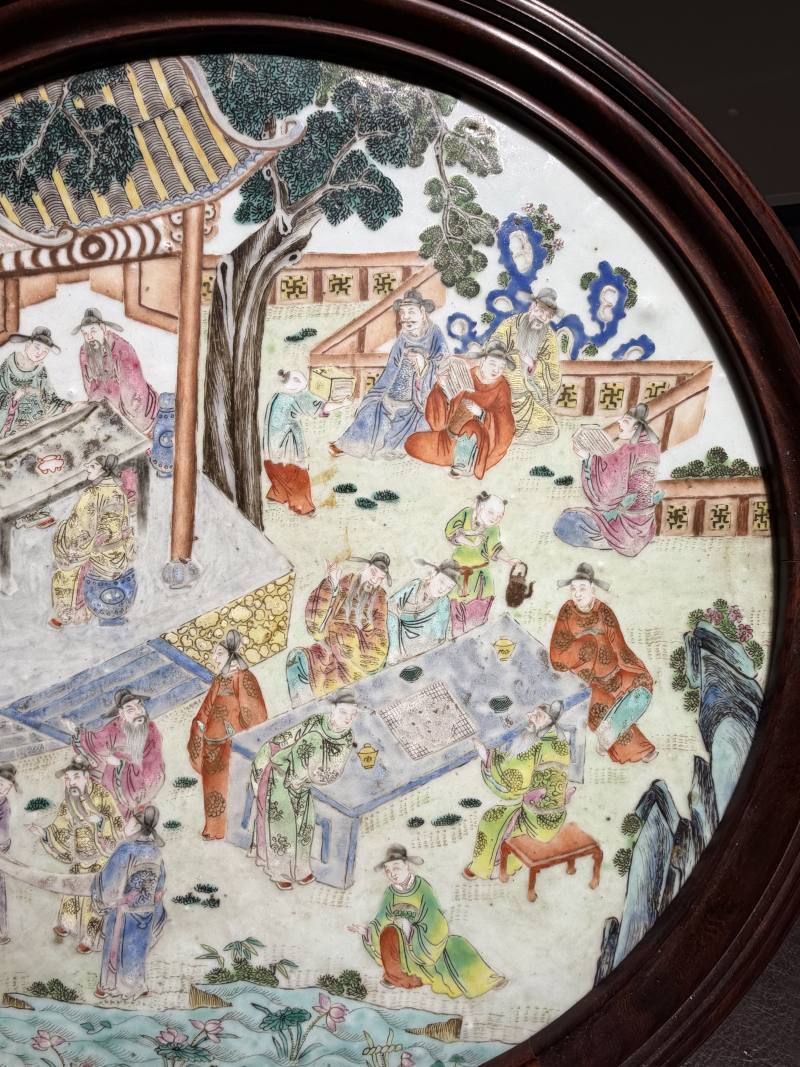 清乾隆 粉彩“十八学士”图圆形瓷板 - 图5