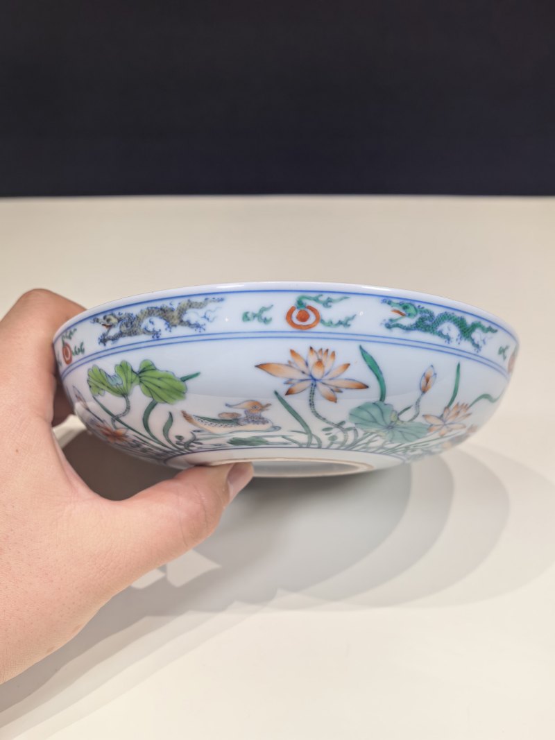 清雍正 斗彩鸳鸯荷塘图卧足盘一对 - 图6