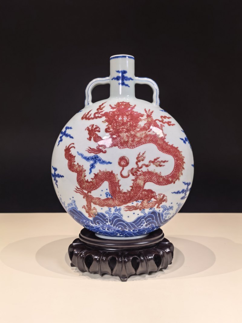 清乾隆 青花釉里红龙纹抱月瓶 - 图7