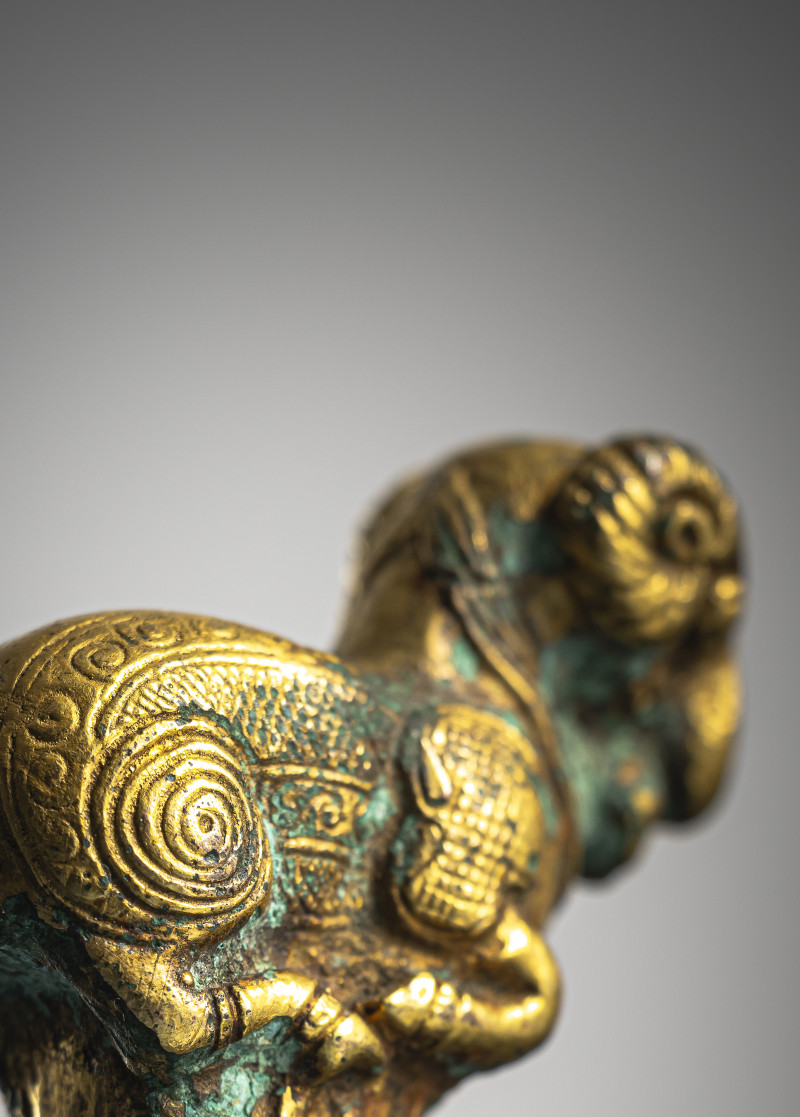 A RARE GILT-BRONZE 'RAM' ZITHER TUNING KEY - 图4