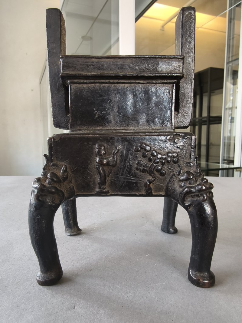 Two bronze incense burners, one on three legs, the second in the shape of a 'fang ding' - 图17