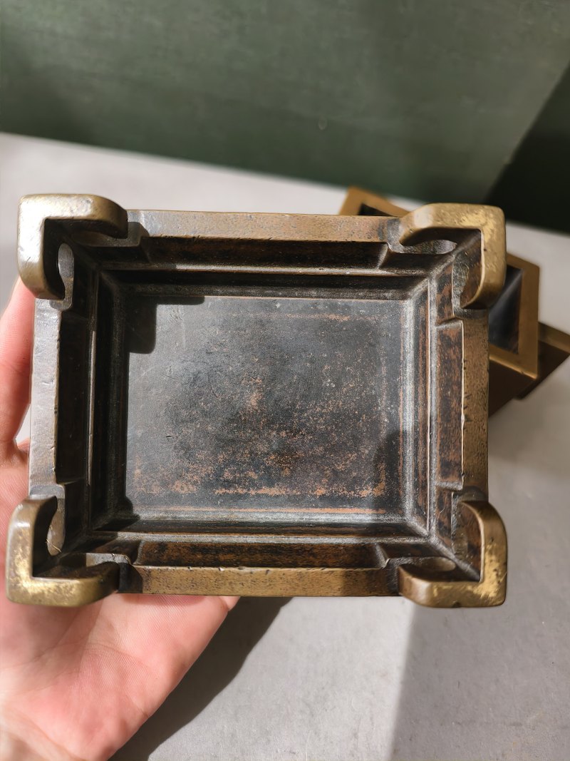 A rectangular twin-handled bronze censer with fitted bronze stand - 图10