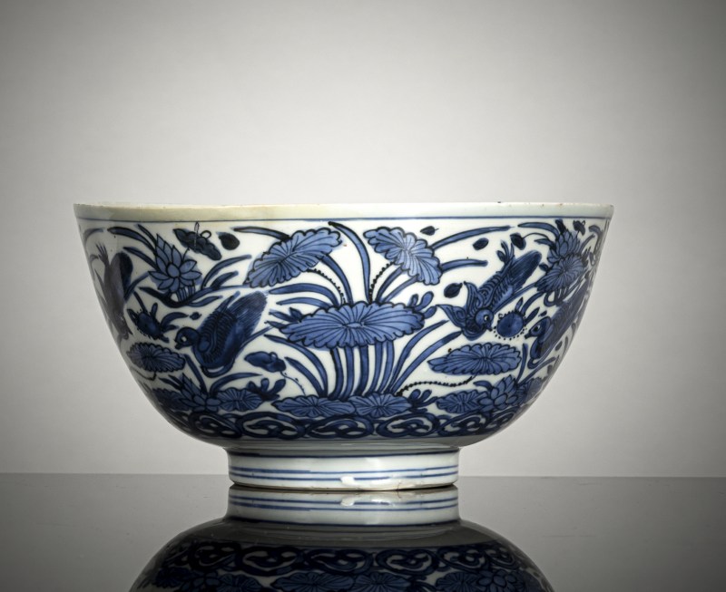 A fine decorated porcelain bowl with ducks in a lotus pond in strong underglaze blue - 图3