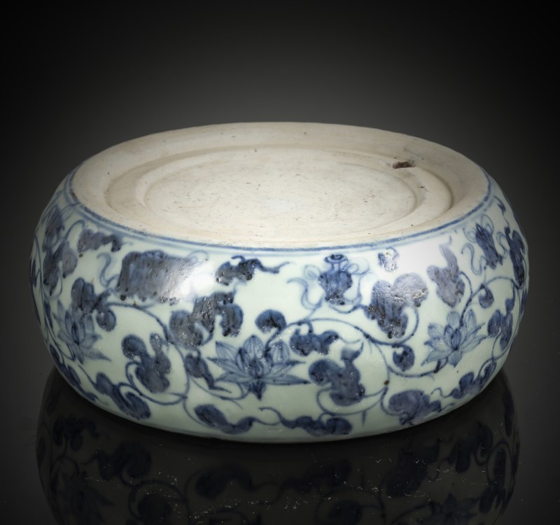 A porcelain inkstone with underglaze-blue decoration of lotus and foliage with Daoist treasures - 图6