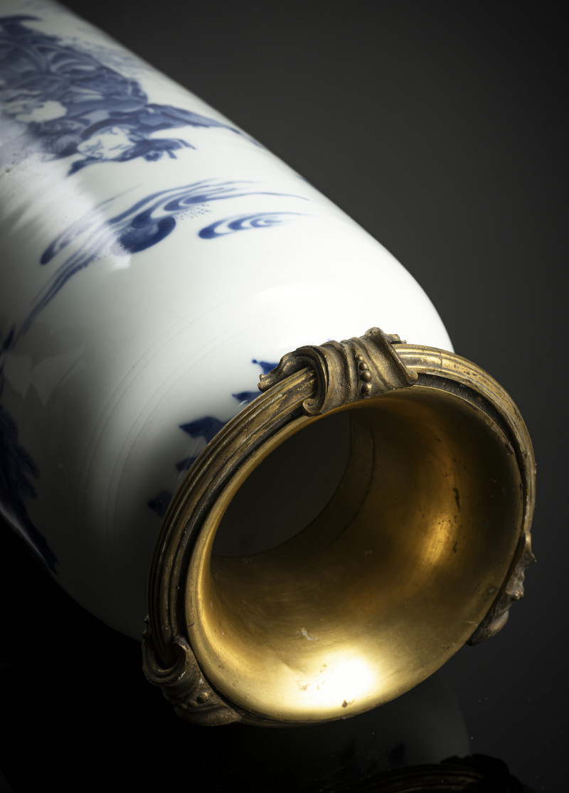 A blue and white 'warriors' sleeve vase (rolwagen) with gilt bronze mount - 图5