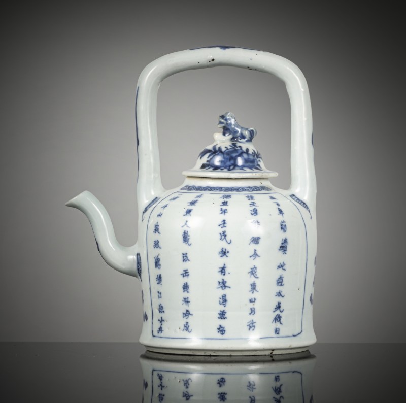 Underglaze blue teapot and cover with a bow handle with figure decoration in a boat and poem inscription - 图2