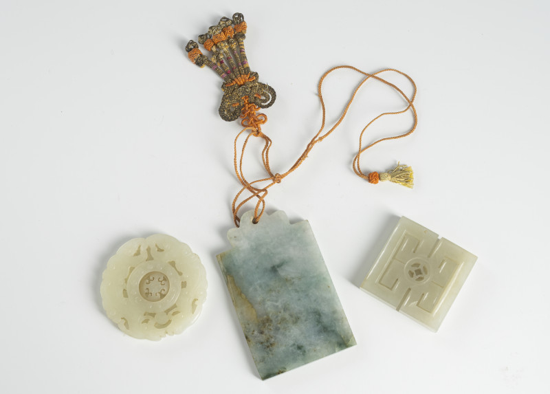 Three pendants made of jade or jadeite, one with the inscription - 图3