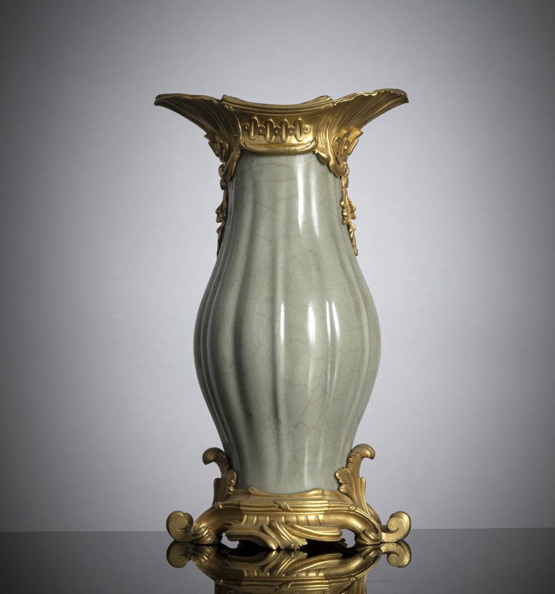 A ribbed porcelain celadon vase in a fine ormolu mount - 图2