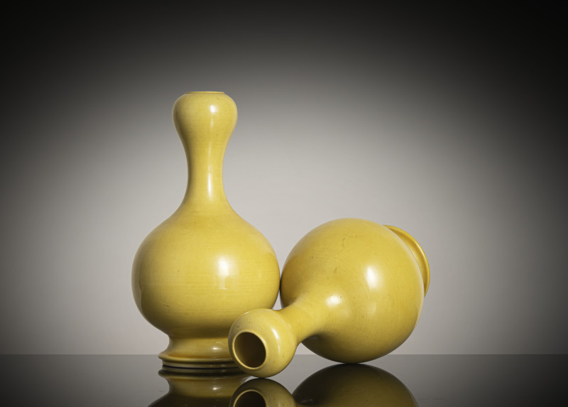 A pair of yellow-glazed "garlic head" porcelain vases - 图2