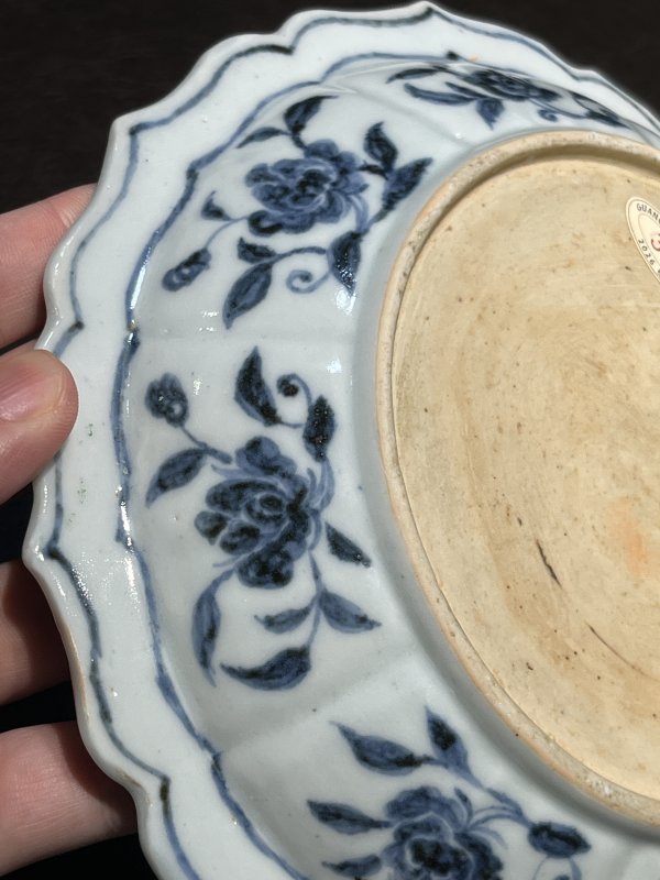 明宣德 青花折枝月季花瑞果纹菱花盘 - 图9