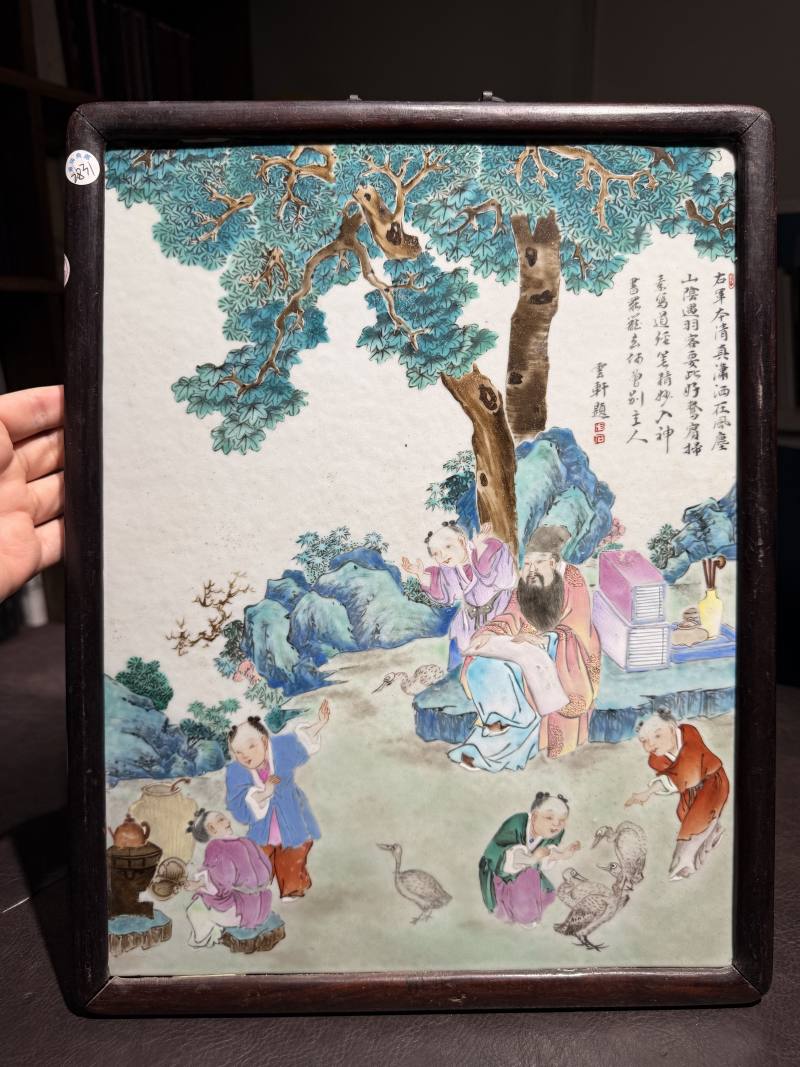 清乾隆 粉彩“云轩”款羲之爱鹅图板 - 图3