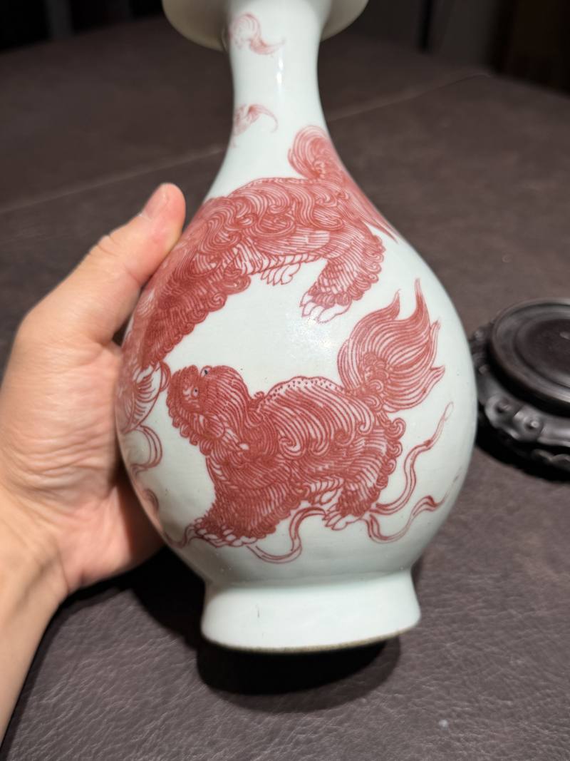 清道光 釉里红太狮少狮玉壶春瓶（配木座、老盒） - 图8