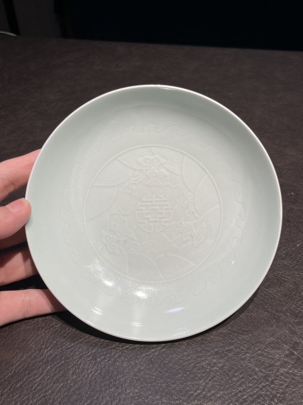清雍正 粉青釉暗刻“福海拱寿”纹盘 - 图8