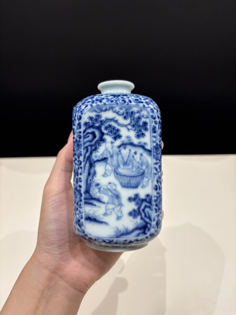 清雍正 青花花卉开光婴戏图方瓶 - 图5