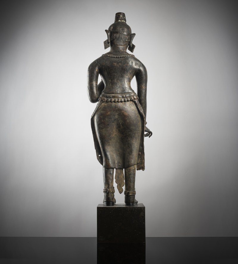A large cast and repoussé figure of a standing deity - 图2