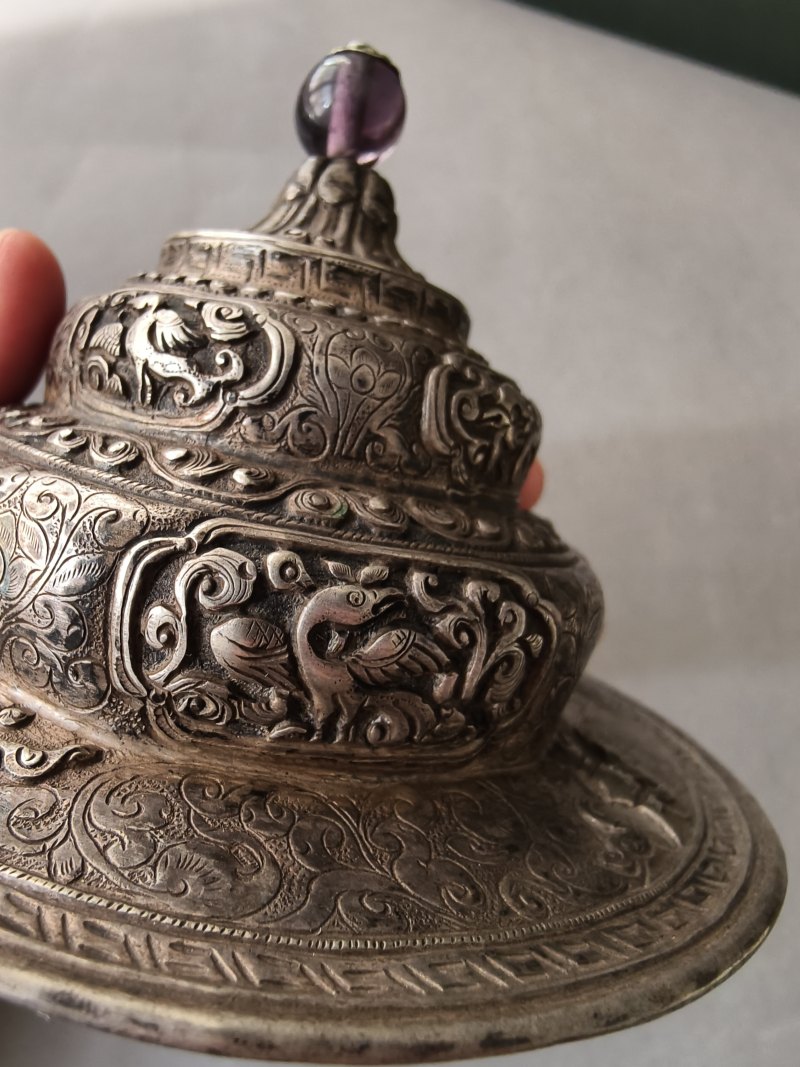 A jade bowl with stand and cover in silver with animals and floral motifs in relief - 图28