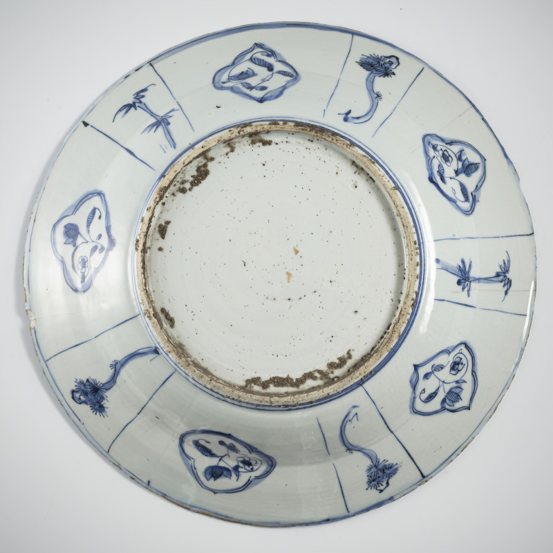 A blue and white Kraak figural porcelain charger - 图3