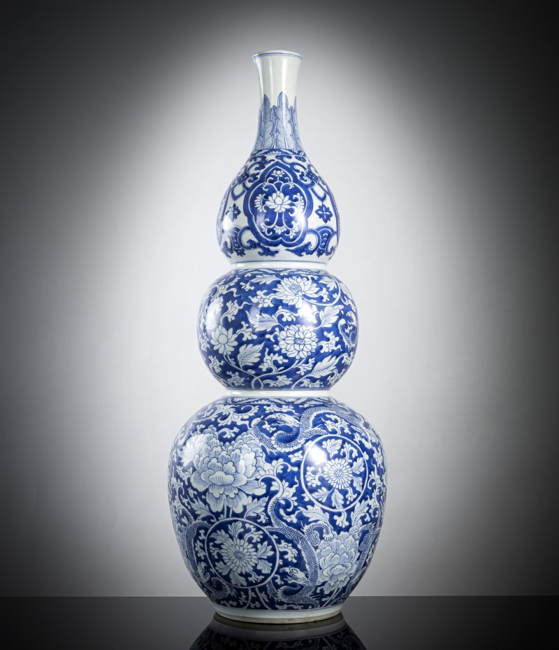 A large and rare 'triple gourd' porcelain vase with underglaze blue dragon decoration - 图2