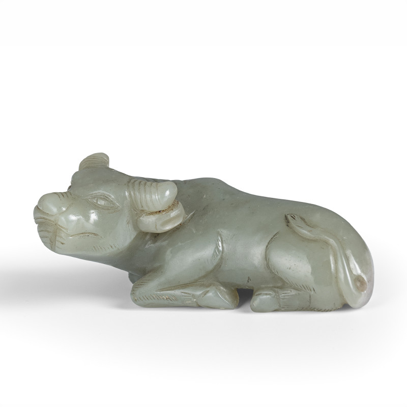A light green jade carving of a lrecumbent ox - 图2