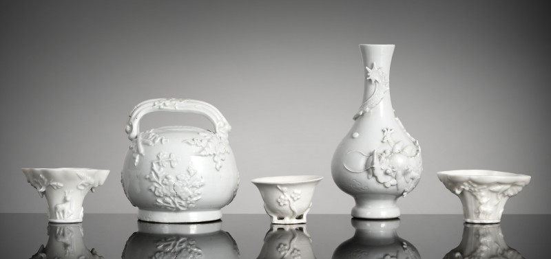 A group of Dehua porcelains: three wine cups, jug and vase - 图1