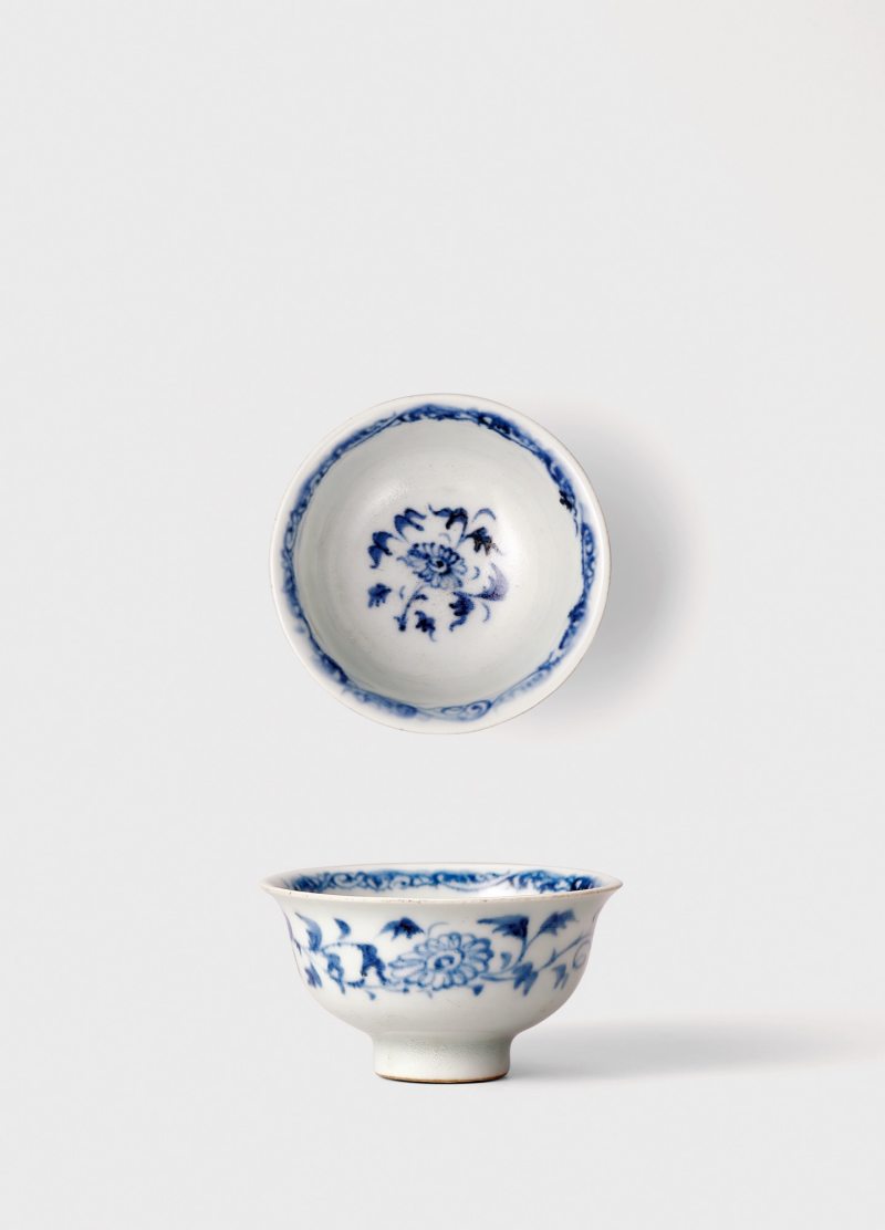 元·青花缠枝菊纹小杯