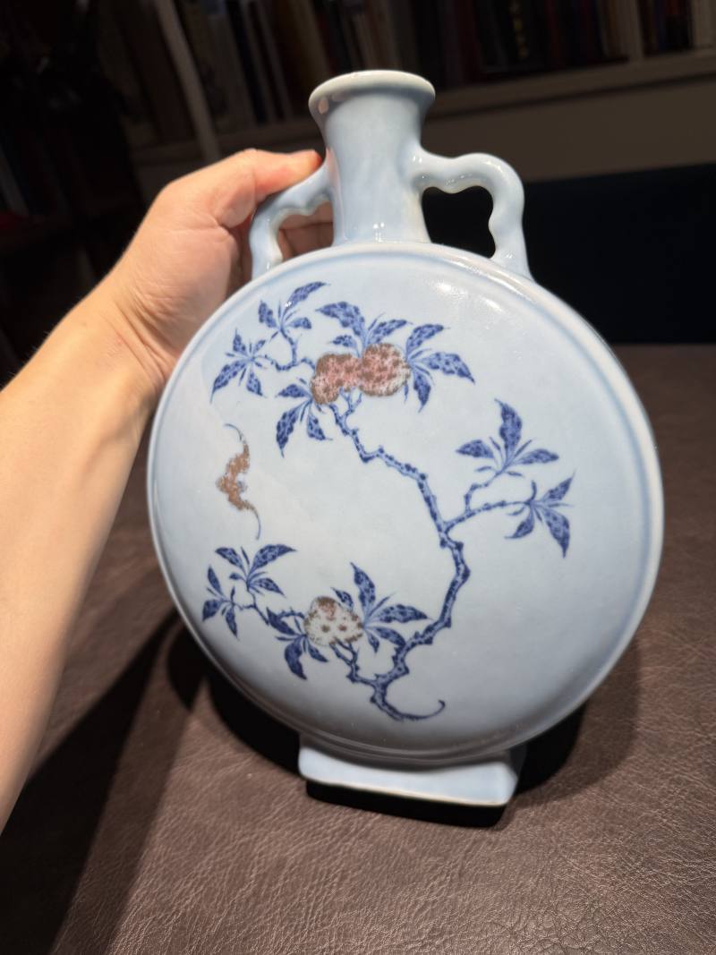 清乾隆 蓝地青花釉里红折枝花卉抱月瓶 - 图5
