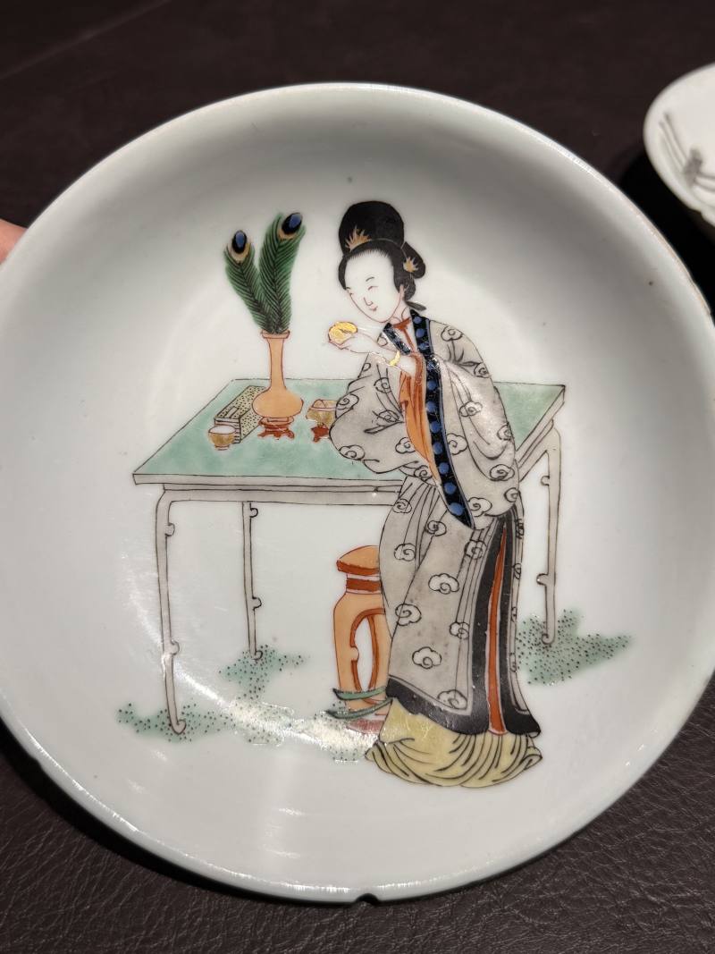清康熙 五彩庭院仕女图盘一对 - 图6