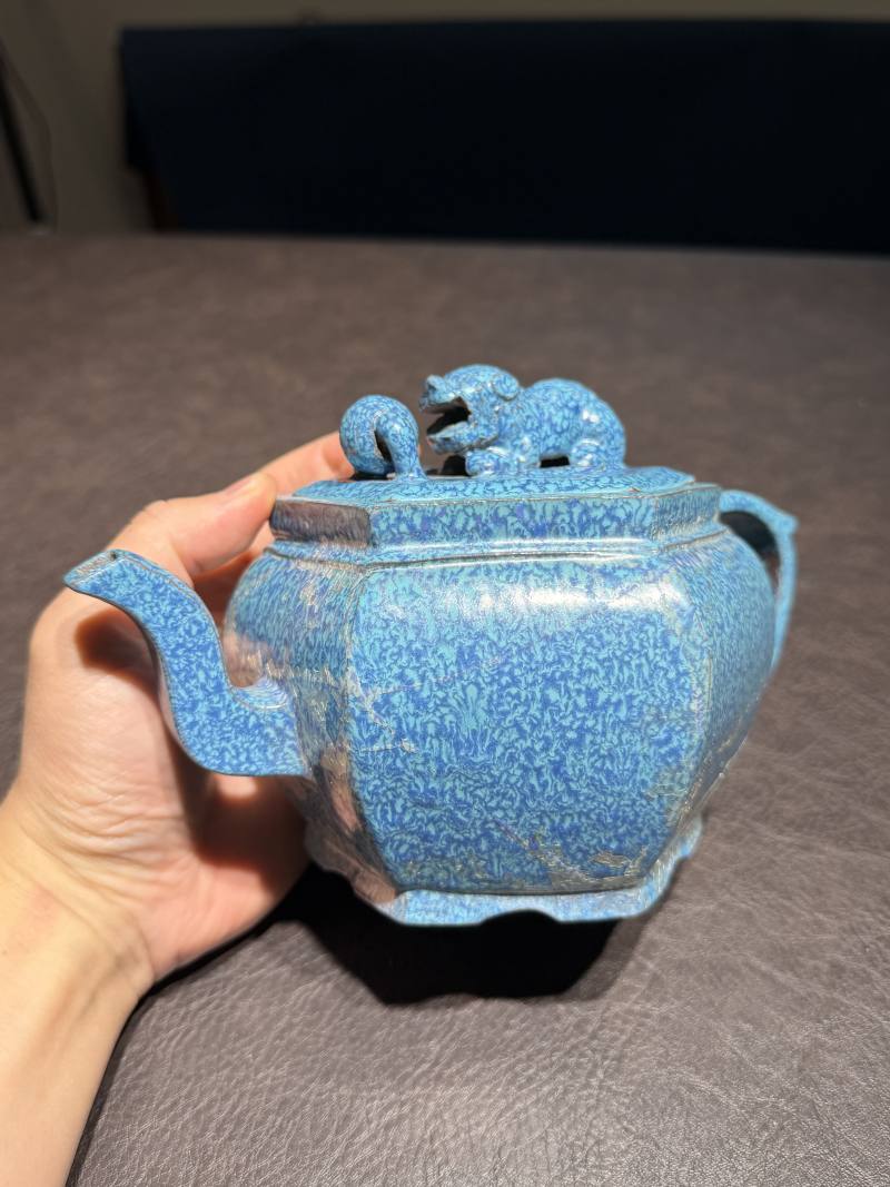 清乾隆 炉钧釉狮钮六方壶 - 图3