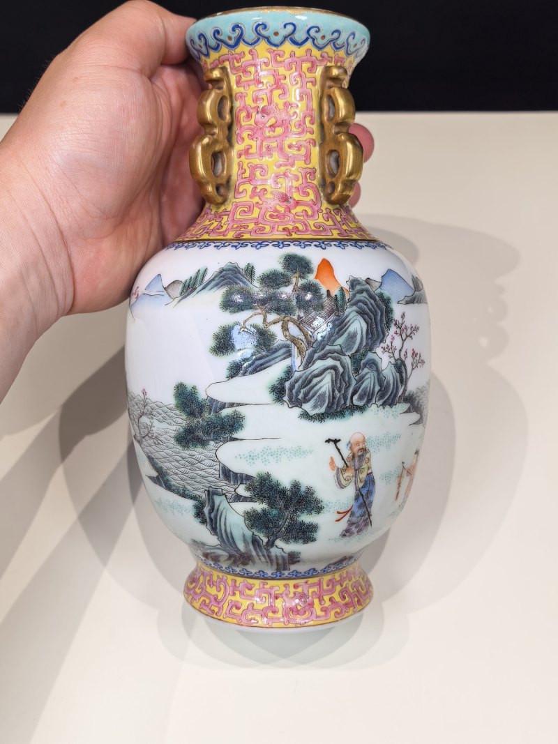 民国 黄地胭脂红夔龙纹开光粉彩祝寿图四系盖瓶 - 图4