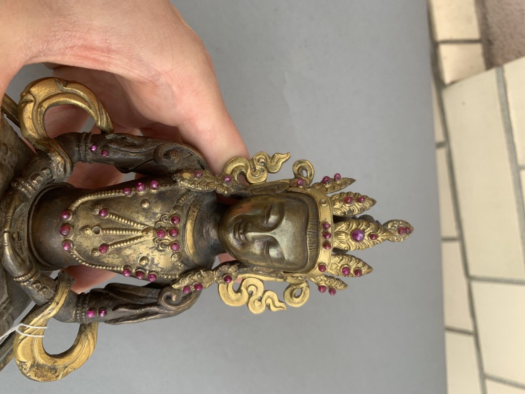 A part-gilt copper repoussé figure of Amitayus with glass and stone inlays - 图10