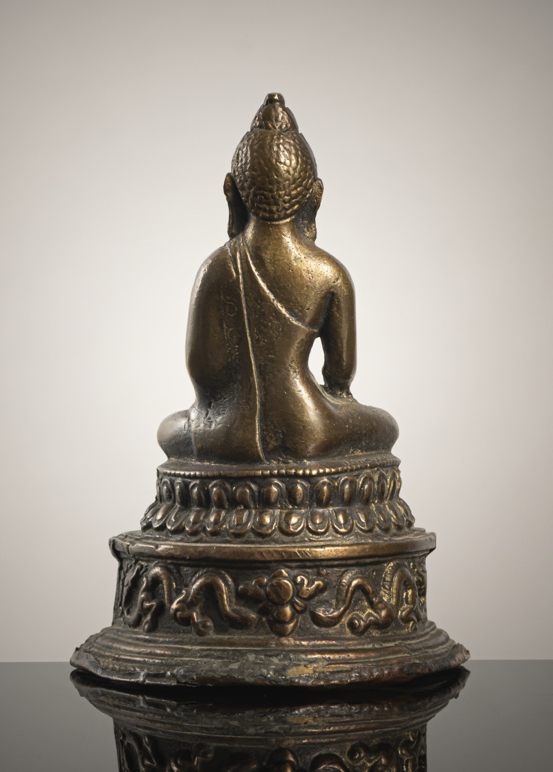 A BRONZE FIGURE OF AKSHOBHYA - 图2