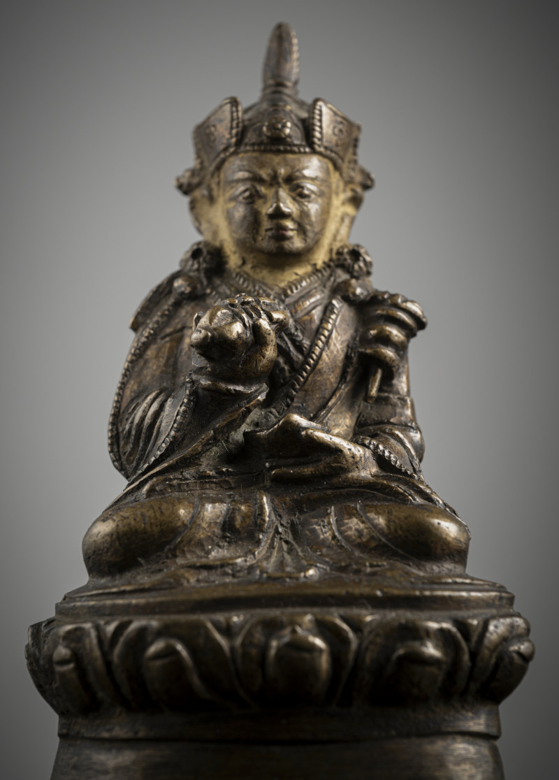 A BRONZE FIGURE OF PADMASAMBHAVA - 图3