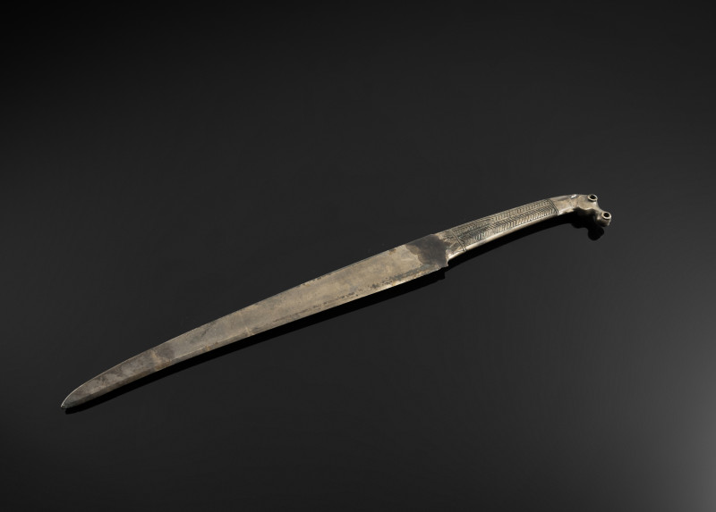 A bronze short dagger in archaic style, 'hsiung nu' - 图2