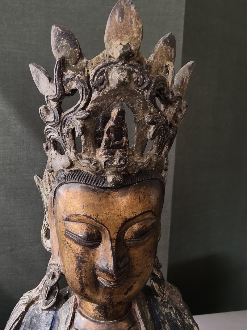 Polychrome painted and partially fire-gilt bronze of the crowned Guanyin - 图14