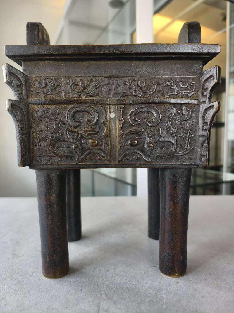 A bronze incense burner in the shape of the 'fang ding' food vessel in archaic style - 图8