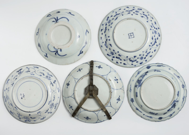 A group of five porcelain plates decorated in underglaze blue, partly Kraak ware - 图3