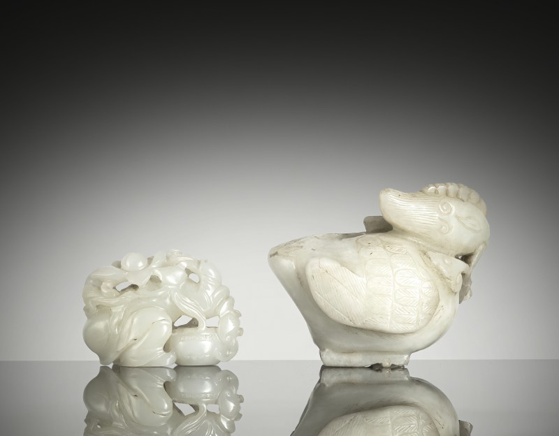 A brrush washer in the shape of a duck and carving of a boy in almost white and light green jade - 图2