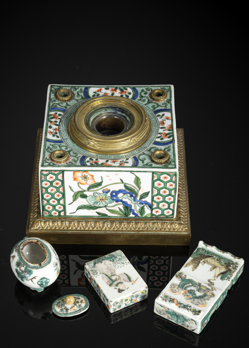 A group of four 'Famille verte' porcelains: Samson inkwell with bronze mount, two brush rests and a lidded box - 图3