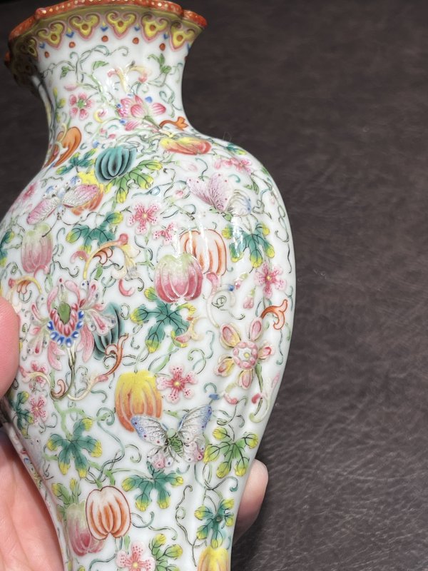 清乾隆 粉彩瑞果花蝶纹瓜棱壁瓶 - 图10